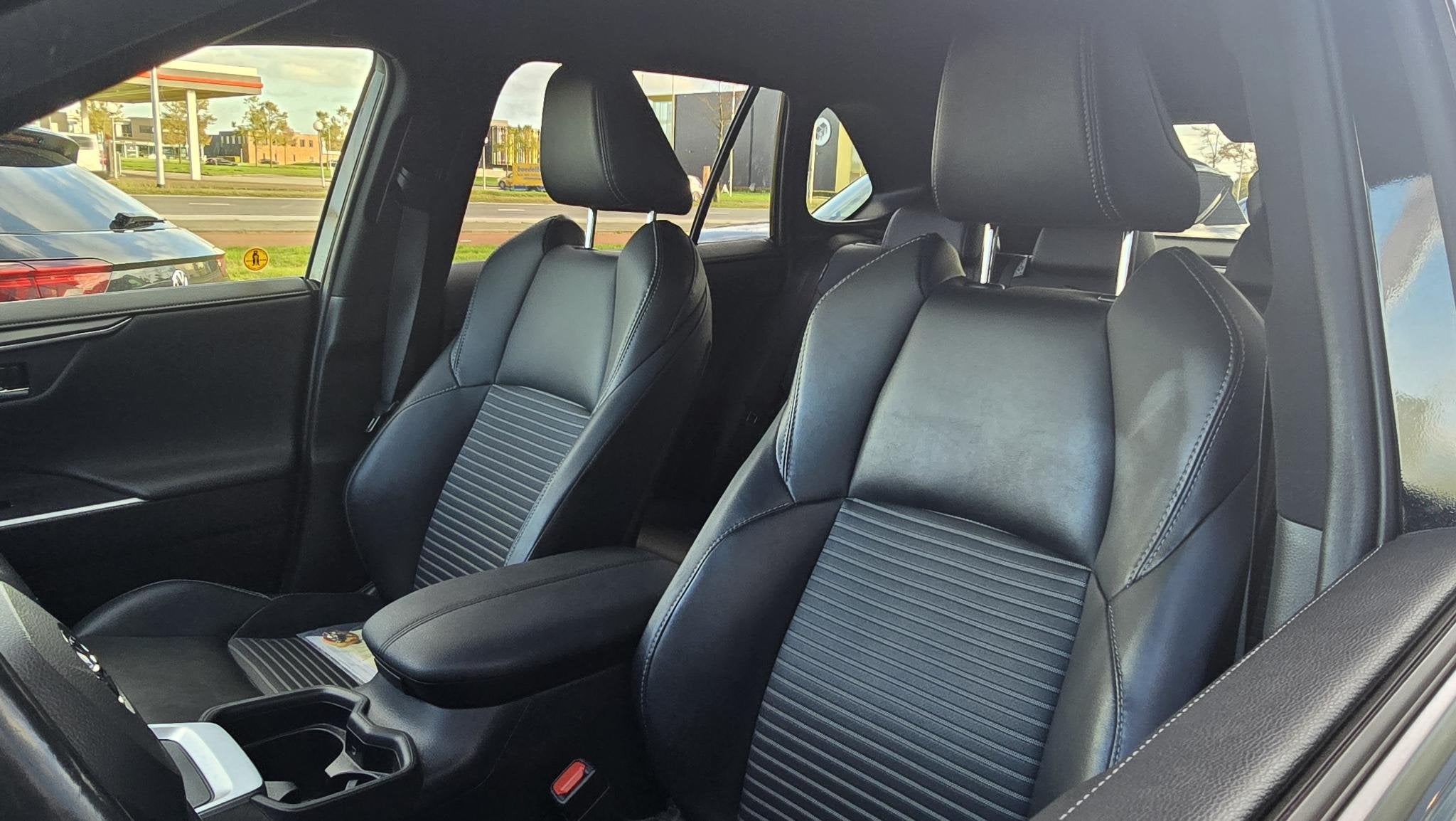 Toyota RAV4 2.5 Hybrid AWD Black Edition | DOH | 1650KG Trek, Auto's, Automaat, Gebruikt, Euro 6, 4 cilinders