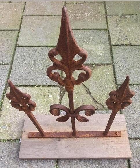 Smeedijzer gietijzer ornament.

Massief.

Model 2., Ophalen