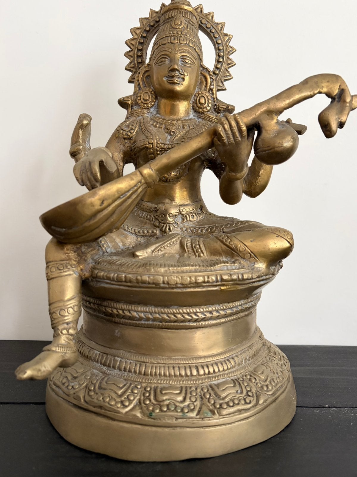 Boeddha / sculptuur : Zwaar brons / messing  beeld Saraswati, 34 cm, Ophalen of Verzenden, Overige kleuren, Metaal