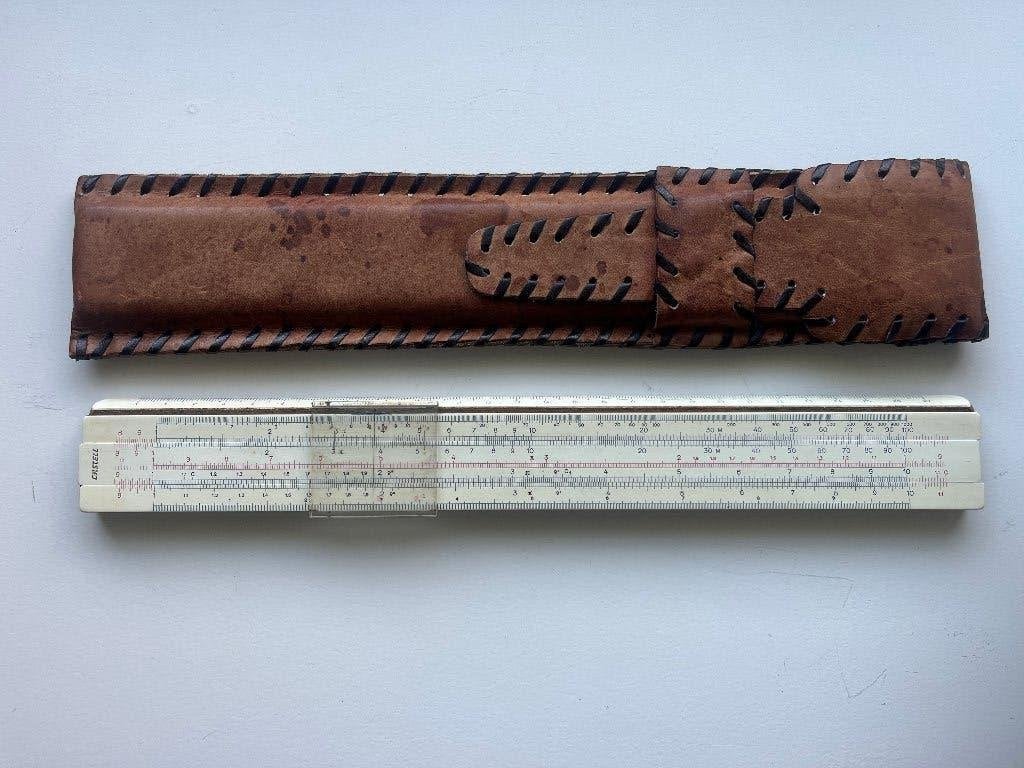 Rekenliniaal in leren etui - A.W. Faber Castell, Antiek en Kunst, Ophalen of Verzenden