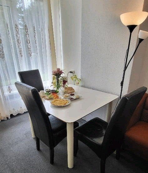 Houten tafel 100x100 cm met metalen poten, Gebruikt, Vierkant, Vier personen, Ophalen