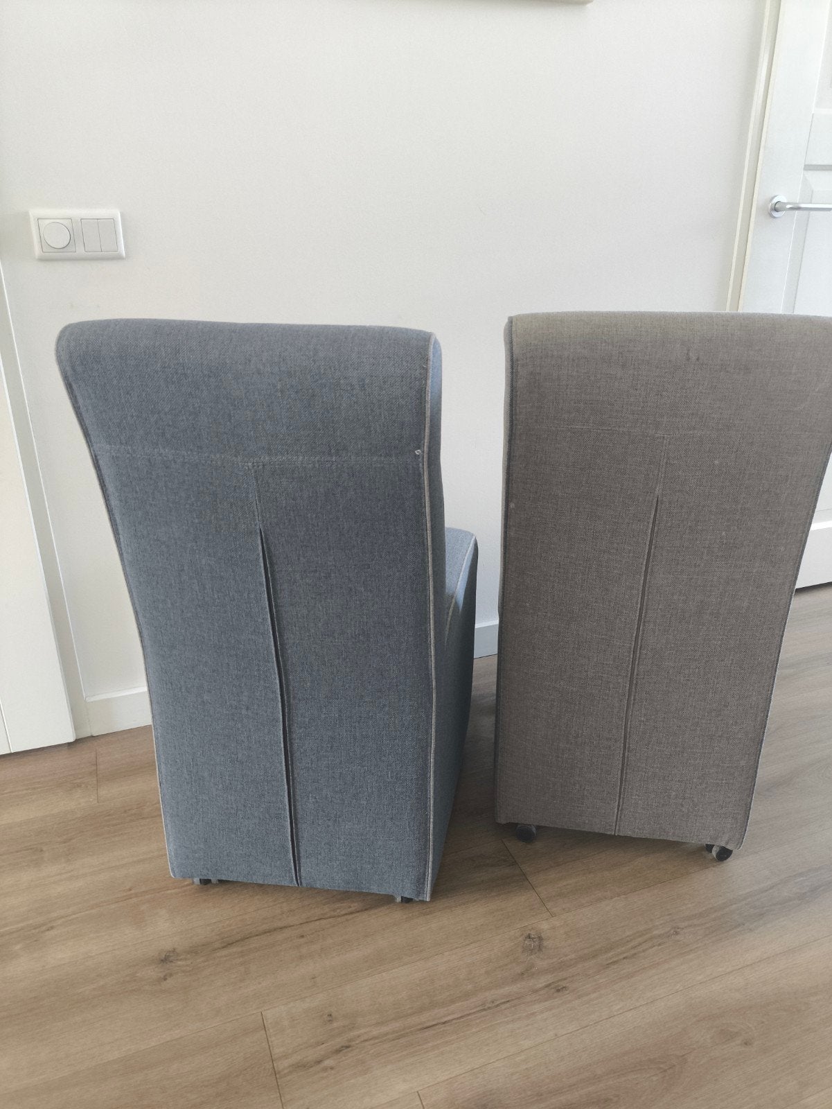 8 stoelen: 4 blauw, 4 zandkleurig met wieltjes, Gebruikt, Overige kleuren, Ophalen of Verzenden, Stof