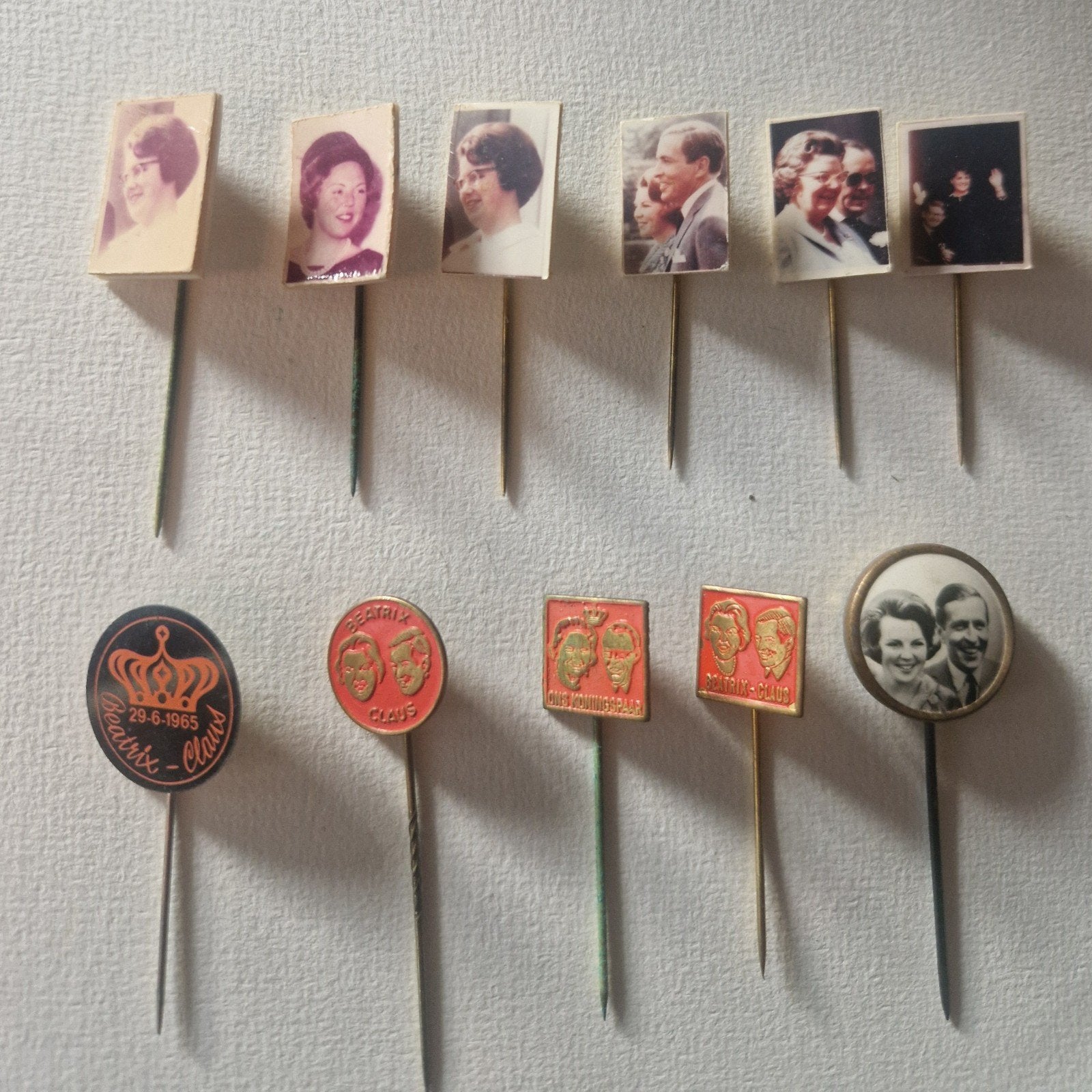set vintage Koningshuis speldjes (jaren '60)  Beatrix, Claus, Verzamelen, Ophalen, Gebruikt, Overige onderwerpen