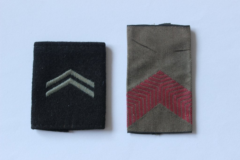 2  rangen  landmacht en luchtmacht, Verzamelen, Verzenden, Luchtmacht, Nederland, Embleem of Badge
