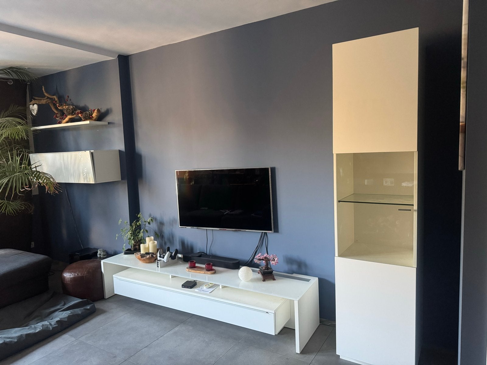 Moderne witte vitrinekast en tv-meubel. Merk: Brinkmann, Ophalen, Gebruikt, 200 cm of meer, Overige houtsoorten