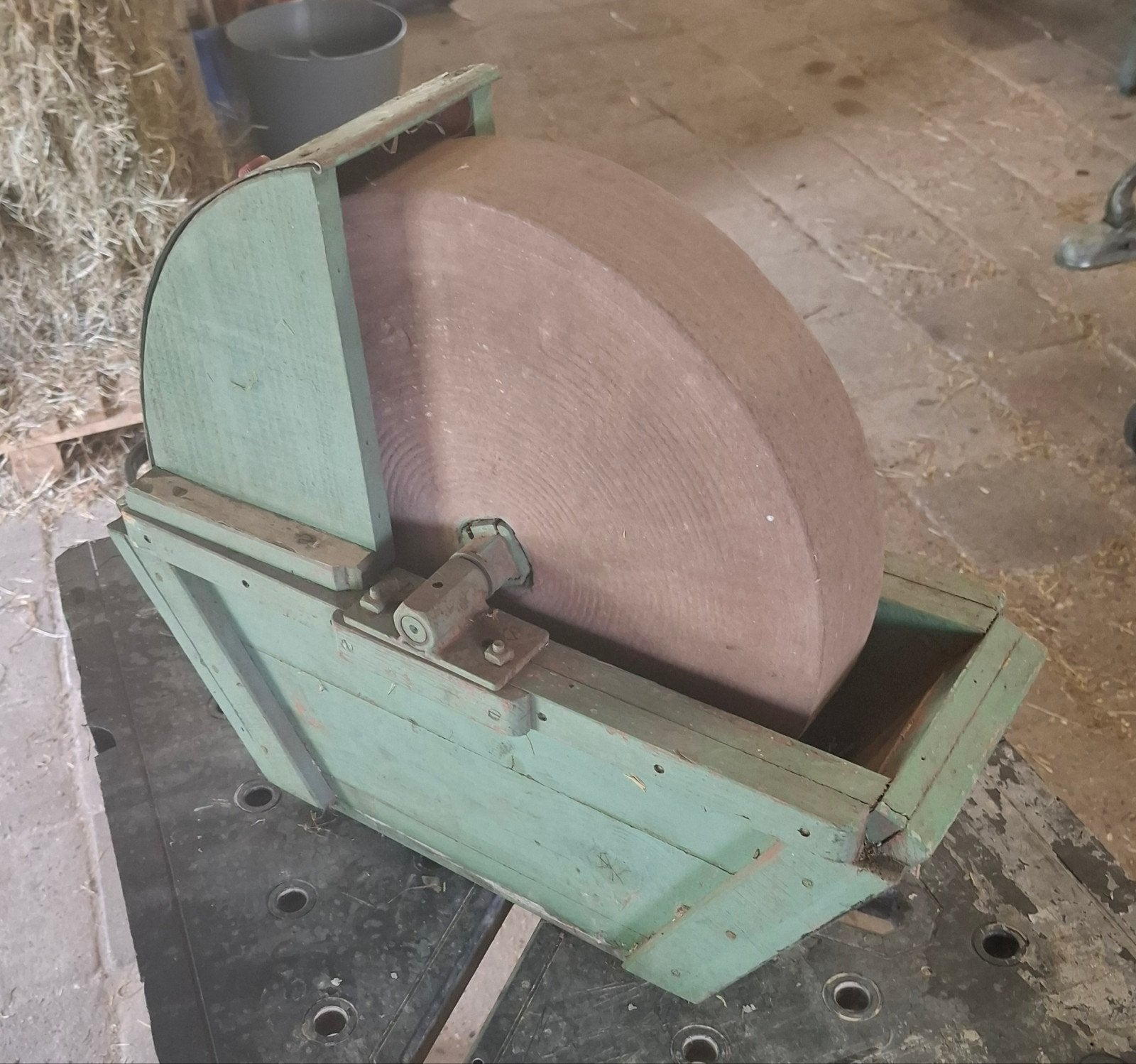 Oude handbediende slijpsteen, Doe-het-zelf en Verbouw, Gereedschap | Slijpmachines, Gebruikt, Werkbankslijpmachine, Minder dan 700 watt