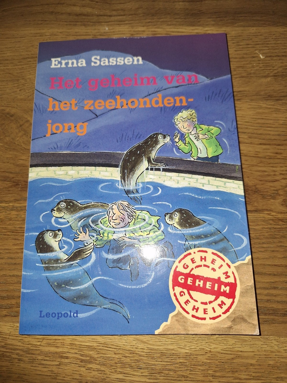 Het geheim van het zeehondenjong van Erna Sassen, Ophalen of Verzenden, Zo goed als nieuw, Erna Sassen, Fictie algemeen