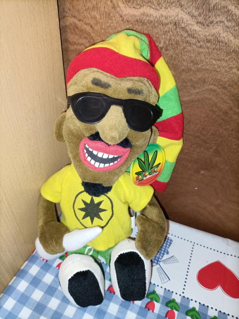 Rastaman knuffel reggae play by play met wiet sigaret, Kinderen en Baby's, Speelgoed | Knuffels en Pluche, Zo goed als nieuw, Overige typen
