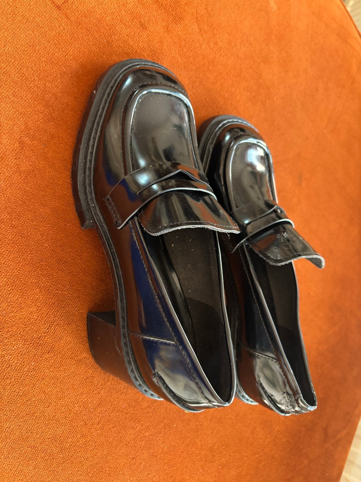 Zwarte lakleren loafers met hak - Charles & Keith, Ophalen of Verzenden, Zo goed als nieuw, Zwart, Schoenen met hoge hakken