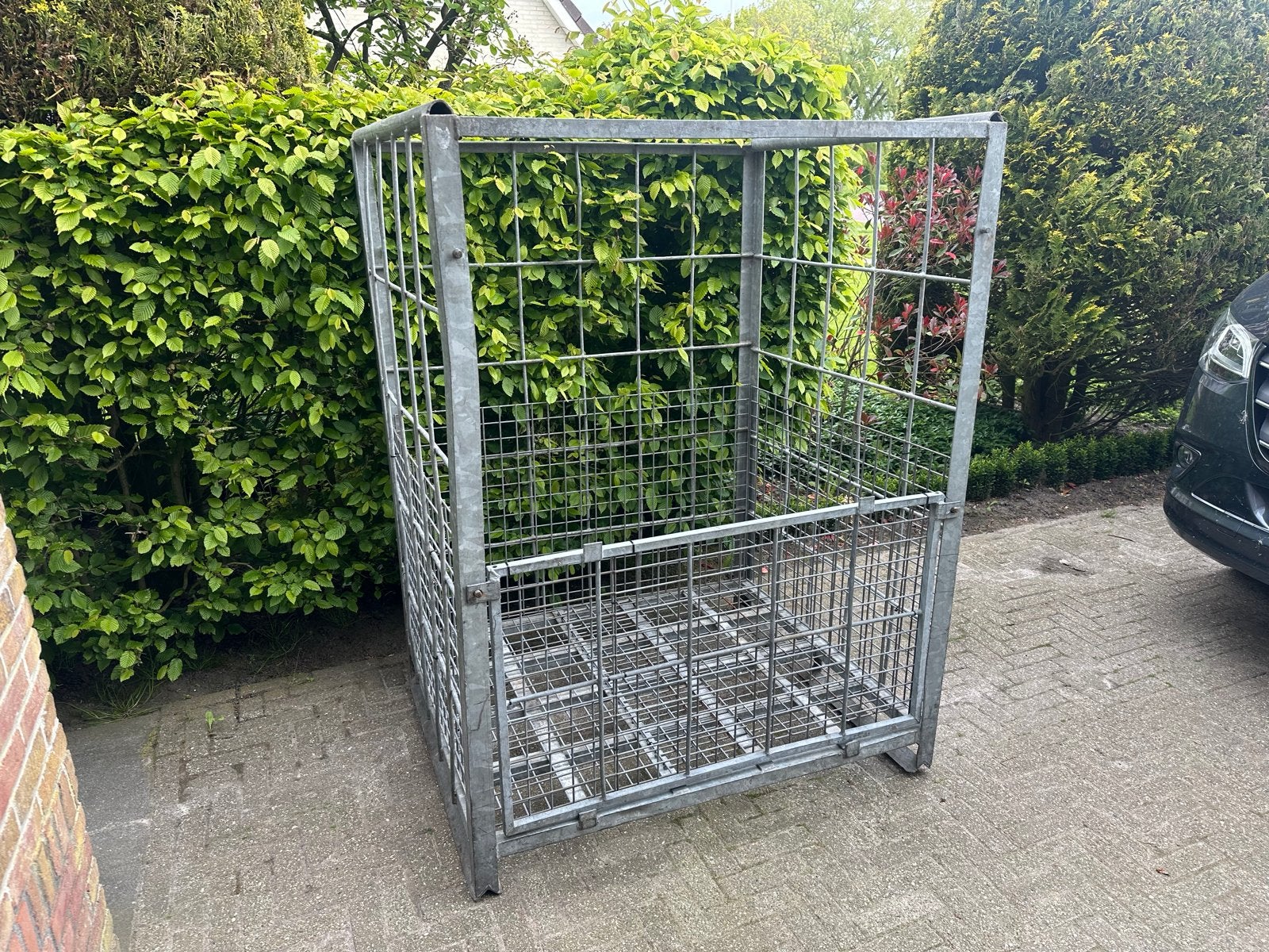 Metalen opslagkooi. Haardhout opslag, Ophalen, Gebruikt