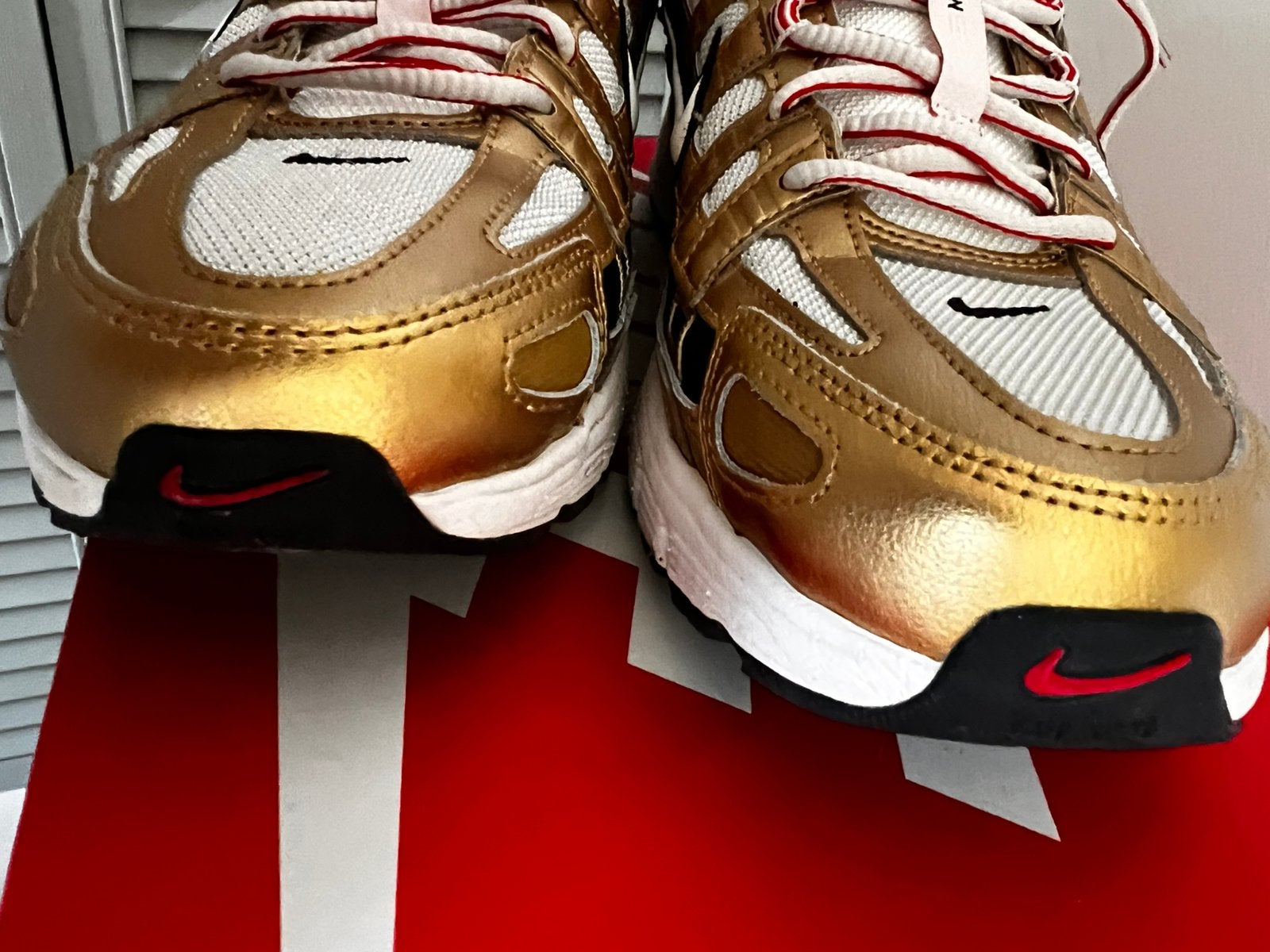 Nike P 6000 goud met rode veters, Overige kleuren, Verzenden, Sneakers of Gympen, Zo goed als nieuw