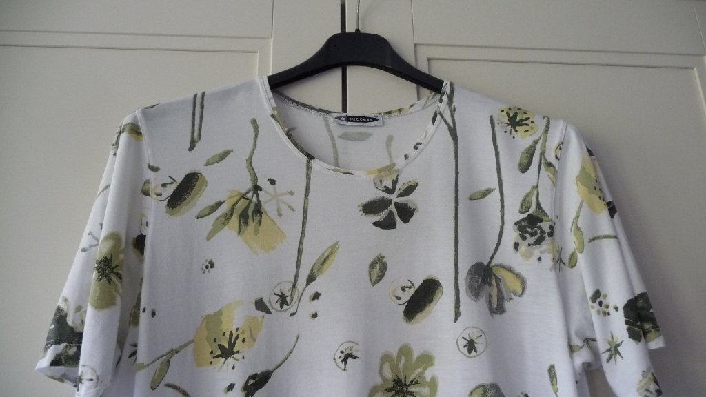 Shirt bloemetjes - M, Kleding | Dames, T-shirts, Zo goed als nieuw, Maat 38/40 (M), Overige kleuren, Korte mouw, Ophalen of Verzenden