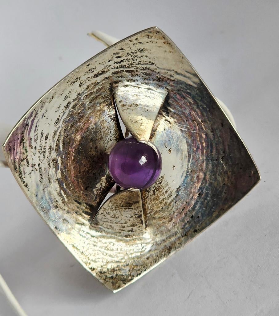 Scandinavische design zilveren broche met amerhist, 4 tot 7 cm, Ophalen of Verzenden, Zo goed als nieuw, Met edelsteen