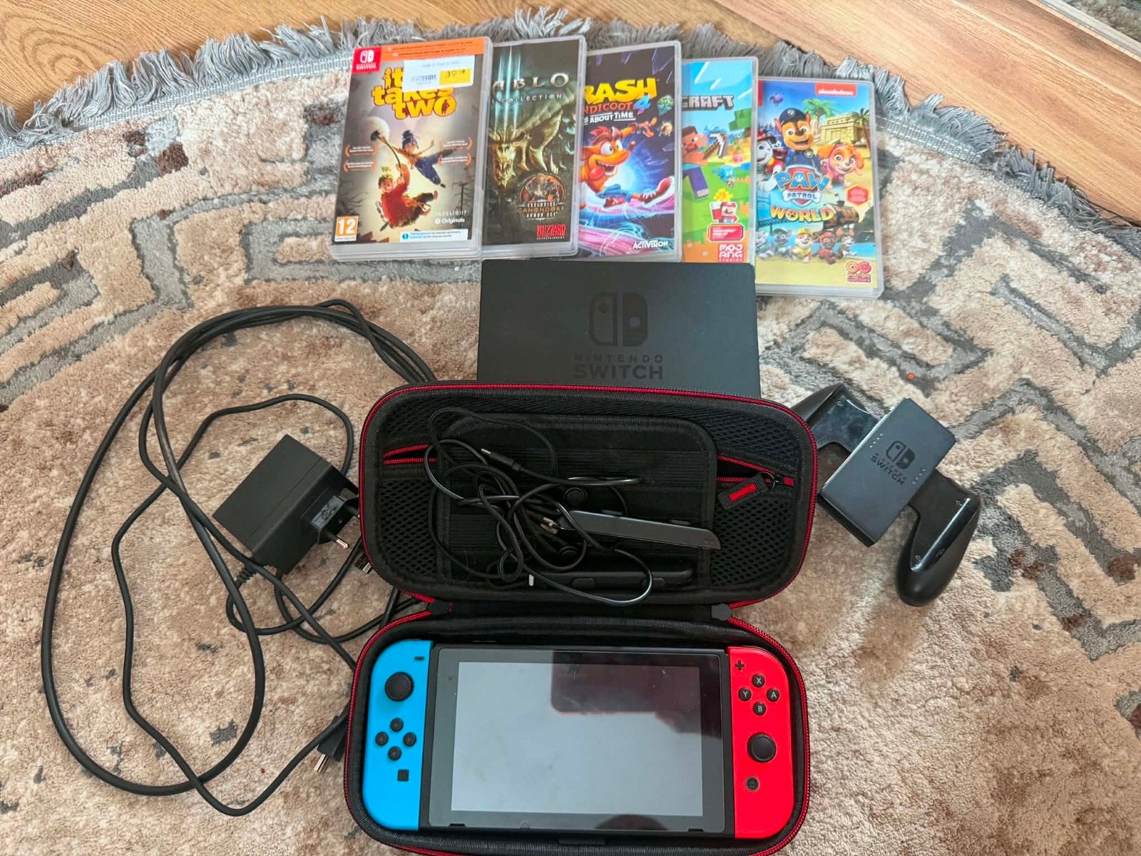 Nintendo Switch met 5 games en accessoires, Spelcomputers en Games, Ophalen, Met games, Met 2 controllers, Zo goed als nieuw