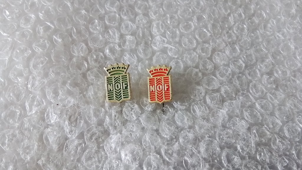 2 verschillende kleuren speldjes N.o.f. n.l. olie fabriek, Verzamelen, Ophalen of Verzenden, Zo goed als nieuw, Merk