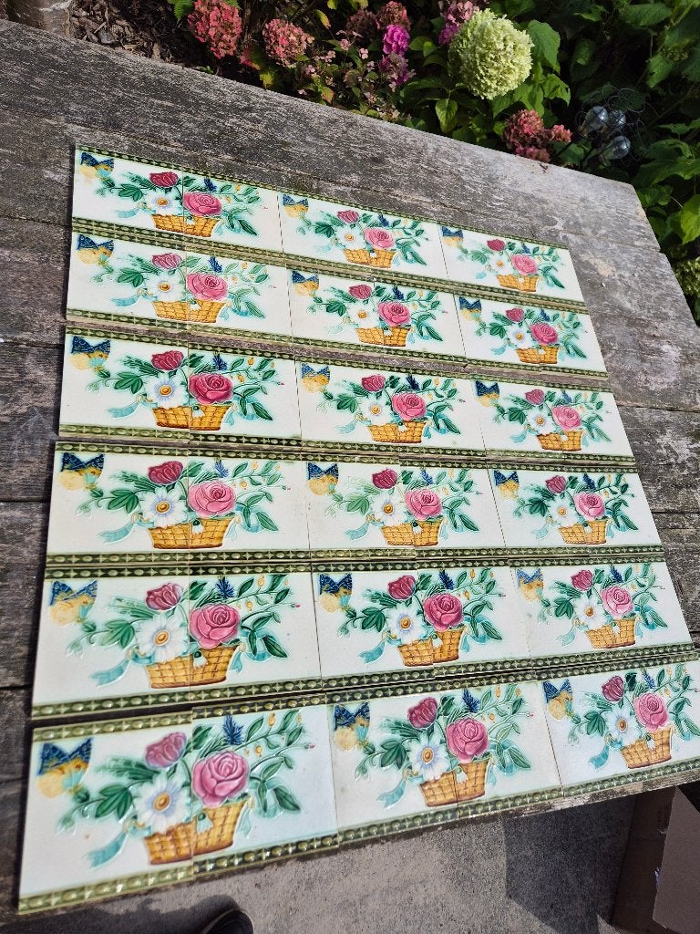 36 Art nouveau wandtegels vlinders en bloemen in relief, Antiek en Kunst, Antiek | Wandborden en Tegels, Ophalen