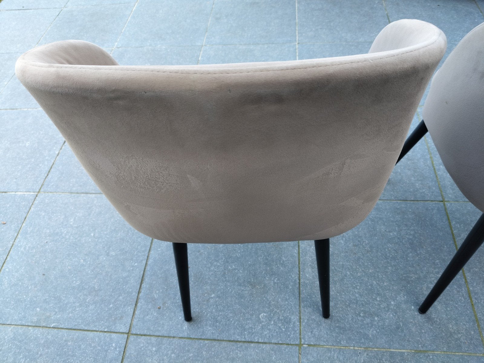 Twee velvet eetkamerstoelen met zwarte pootjes, Ophalen, Zo goed als nieuw, Zwart, Twee