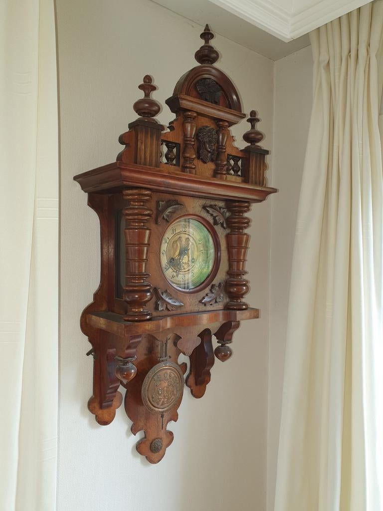 Antieke Hangklok met Rijkelijk Houtsnijwerk, Antiek en Kunst, Antiek | Klokken, Ophalen of Verzenden