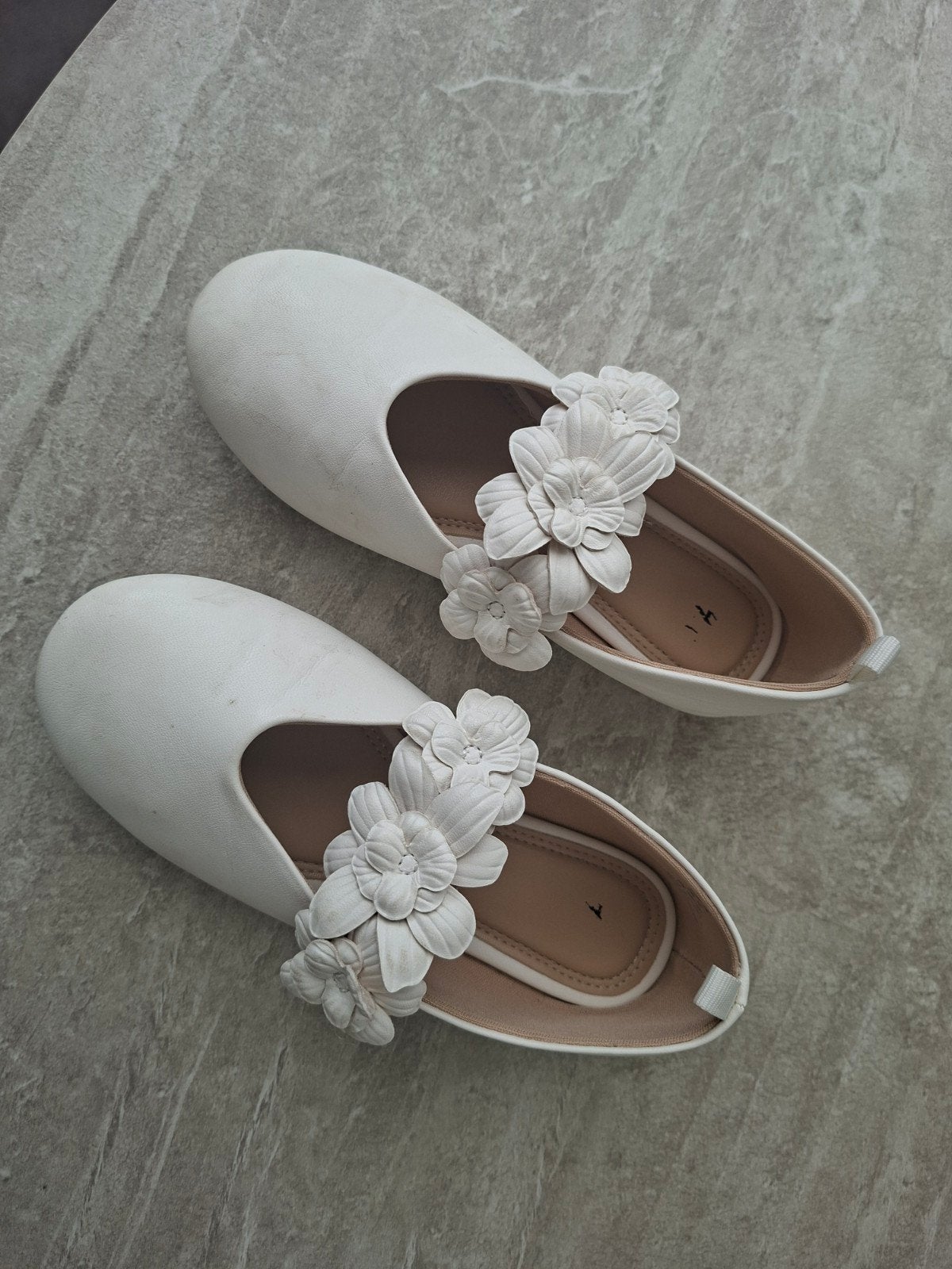Witte ballerina's met bloemendetails maat 29, Kinderen en Baby's, Ophalen, Zo goed als nieuw, Henm