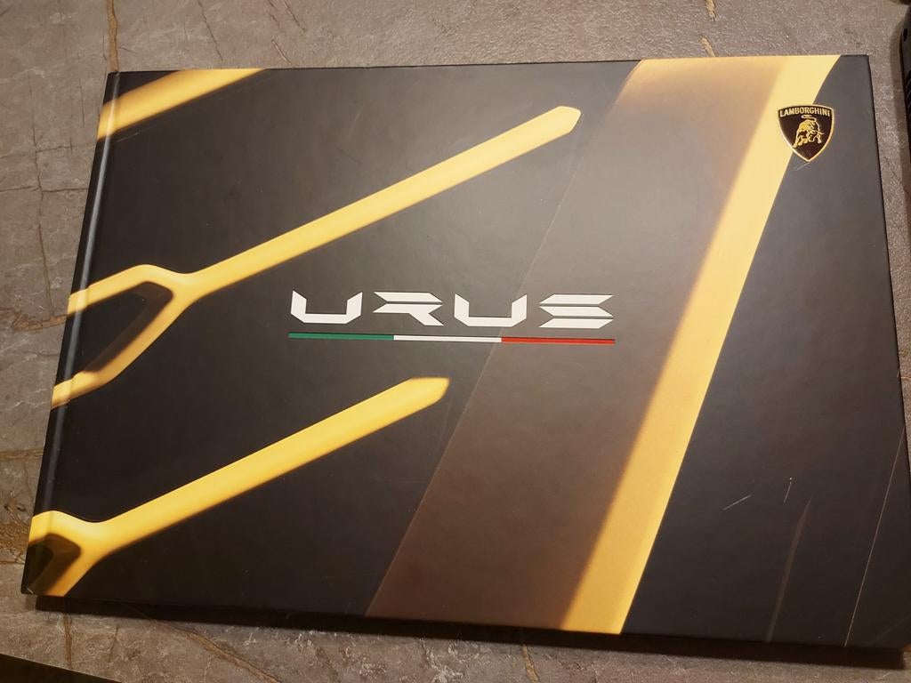 Lamborghini Urus hardcover brochure Engels 2019, Ophalen of Verzenden, Zo goed als nieuw, Overige merken
