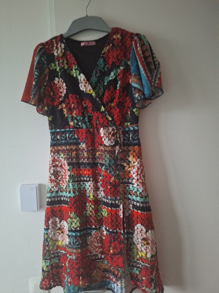 vrolijke jurk maat m, Kleding | Dames, Verzenden, Zo goed als nieuw, Maat 38/40 (M), Knielengte