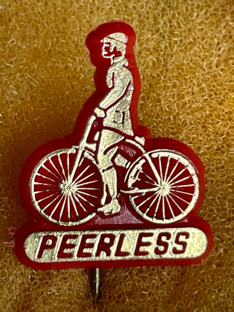Twee Vintage Peerless Fiets Speldjes - Rood en Groen, Ophalen of Verzenden, Gebruikt, Transport, Speldje of Pin