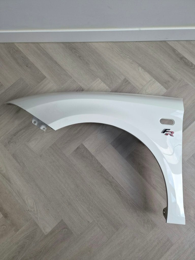 Origineel Spatbord Linksvoor Seat Leon FR (Wit), Gebruikt, Voor, Ophalen of Verzenden, Spatbord