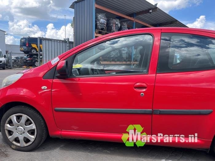 Portier 4Deurs links-voor van een Peugeot 107 (KJH)