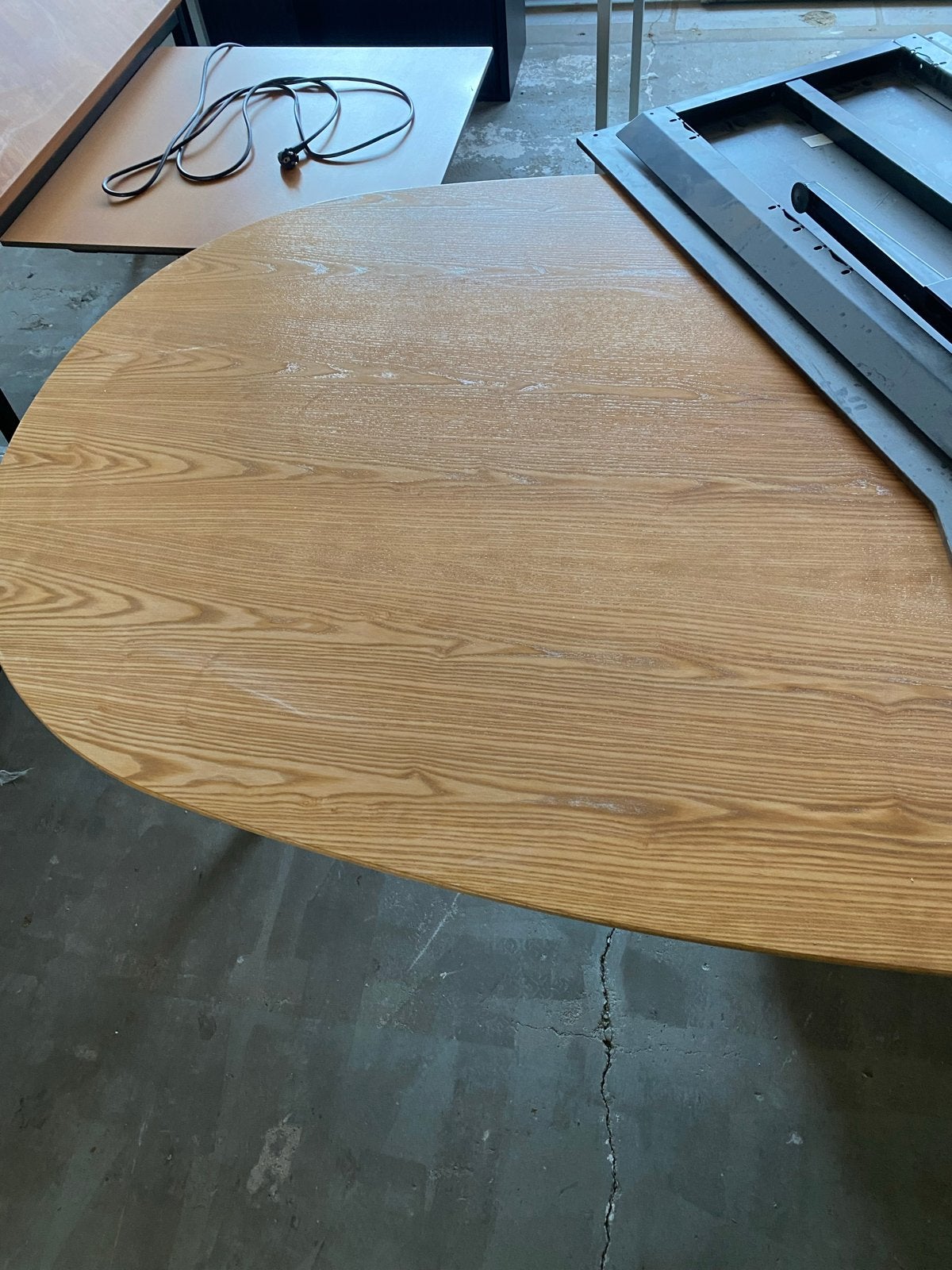 Grote vergadertafel bruin blad met schuine zwarte poten, Ophalen, Gebruikt