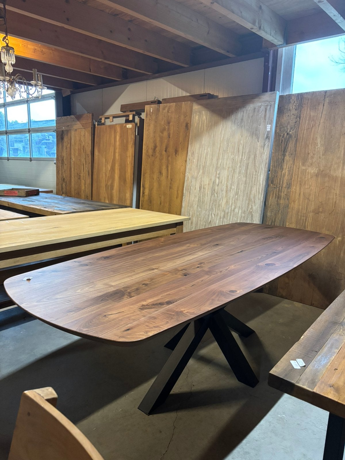 Gladde walnoot tafel met stalen spinpoten, Ophalen, Rond, Vijf personen of meer, Hesselingendijk 1, 8341TP Steenwijkerwold