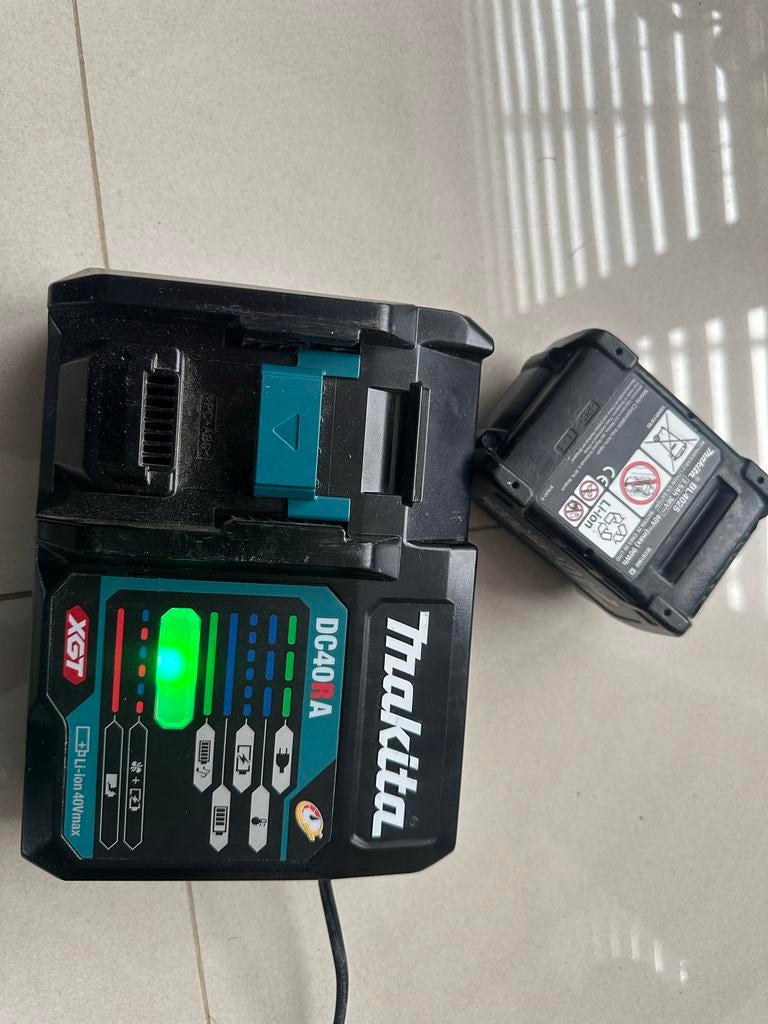 Makita oplader 40V met adapter voor 18V accu’s, Ophalen of Verzenden, Zo goed als nieuw