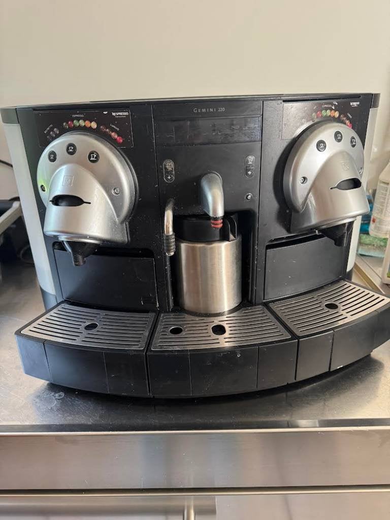 Koffiemachine Gemini nespresso 220 met heet water en schuim, Gebruikt, Overige typen, 10 kopjes of meer, Koffiemachine