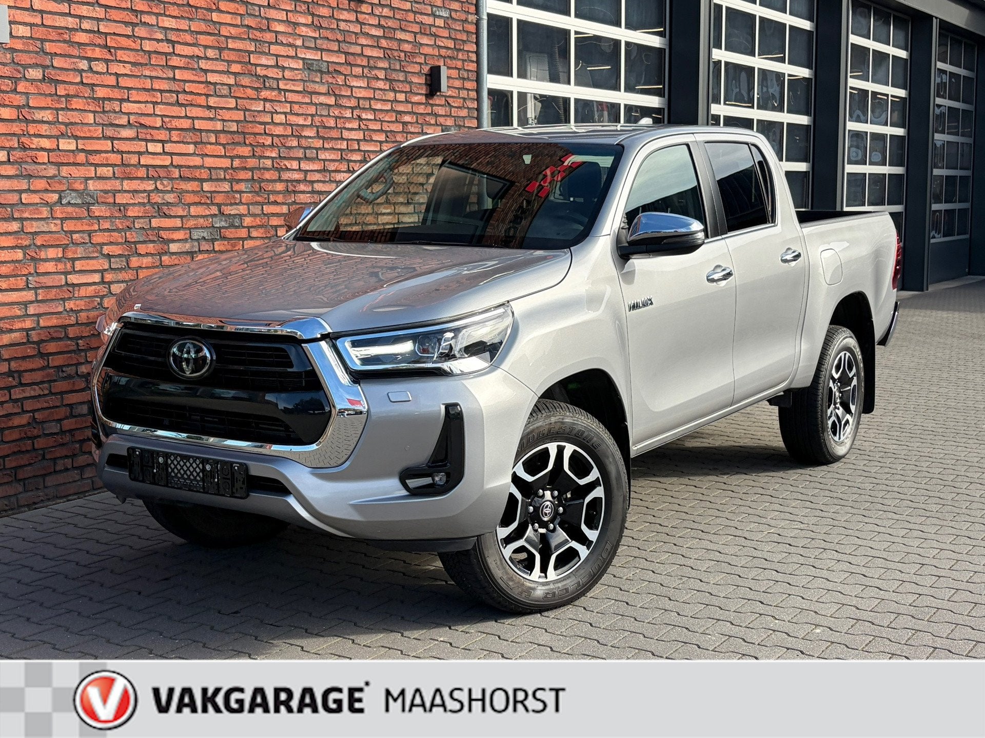 Toyota HiLux 2.8 D-4D Double Cab 4x4 Professional premium 35, Automaat, Dealer onderhouden, Stof, Gebruikt