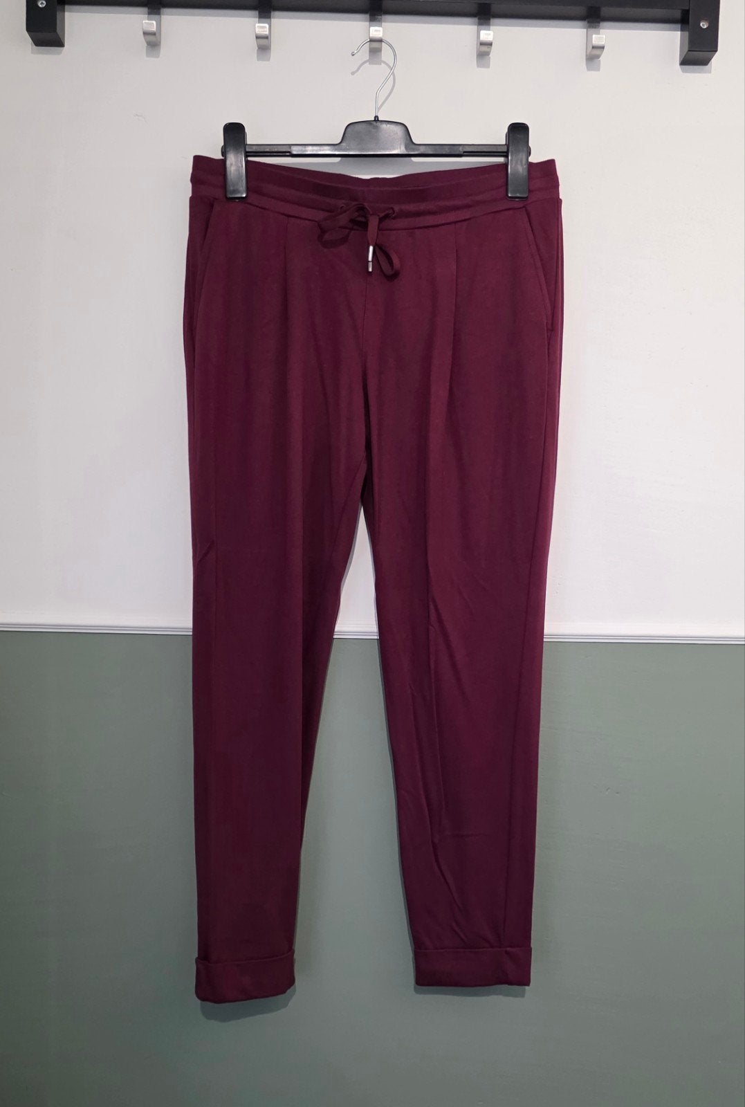 Dames C&A pantalon tapered fit broek maat 42 bordeaux rood, Kleding | Dames, Broeken en Pantalons, Maat 42/44 (L), Ophalen of Verzenden