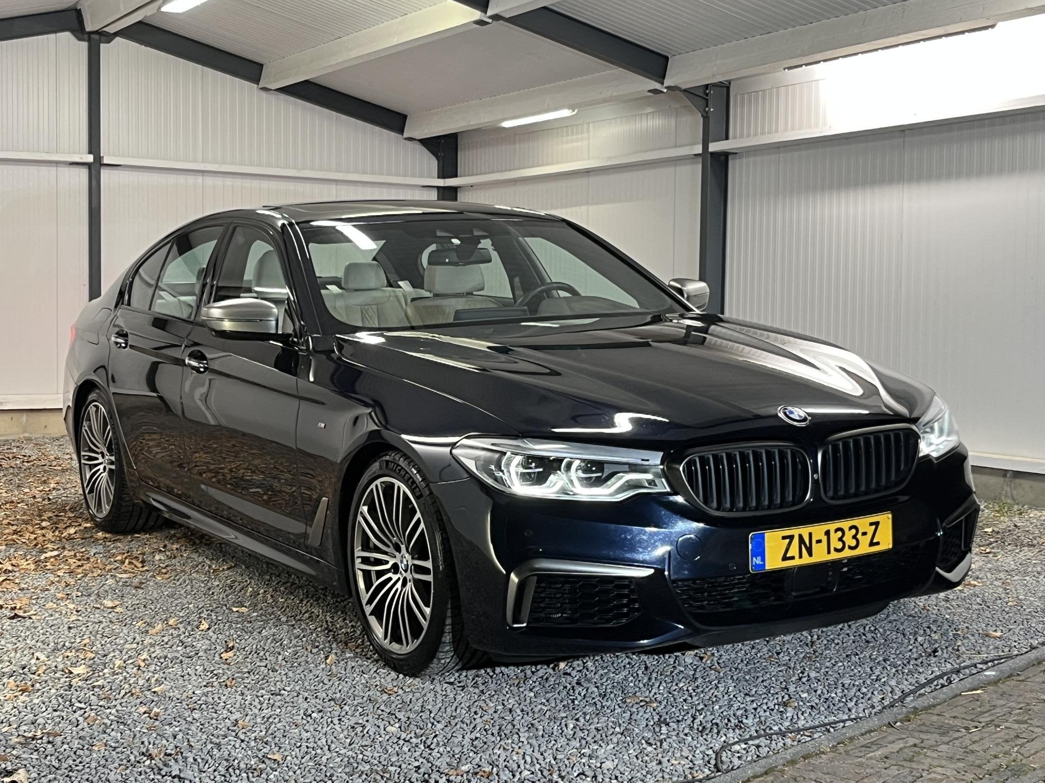 BMW 5-serie M550i xDrive High Exe 2017 VOLL OPTIES*NP €153, Auto's, BMW, Automaat, Gebruikt, 4395 cc, Zwart