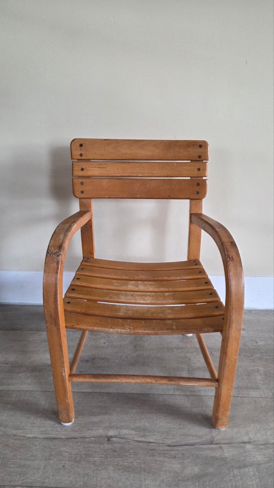 Vintage houten kinderstoel met armleuningen, Ophalen
