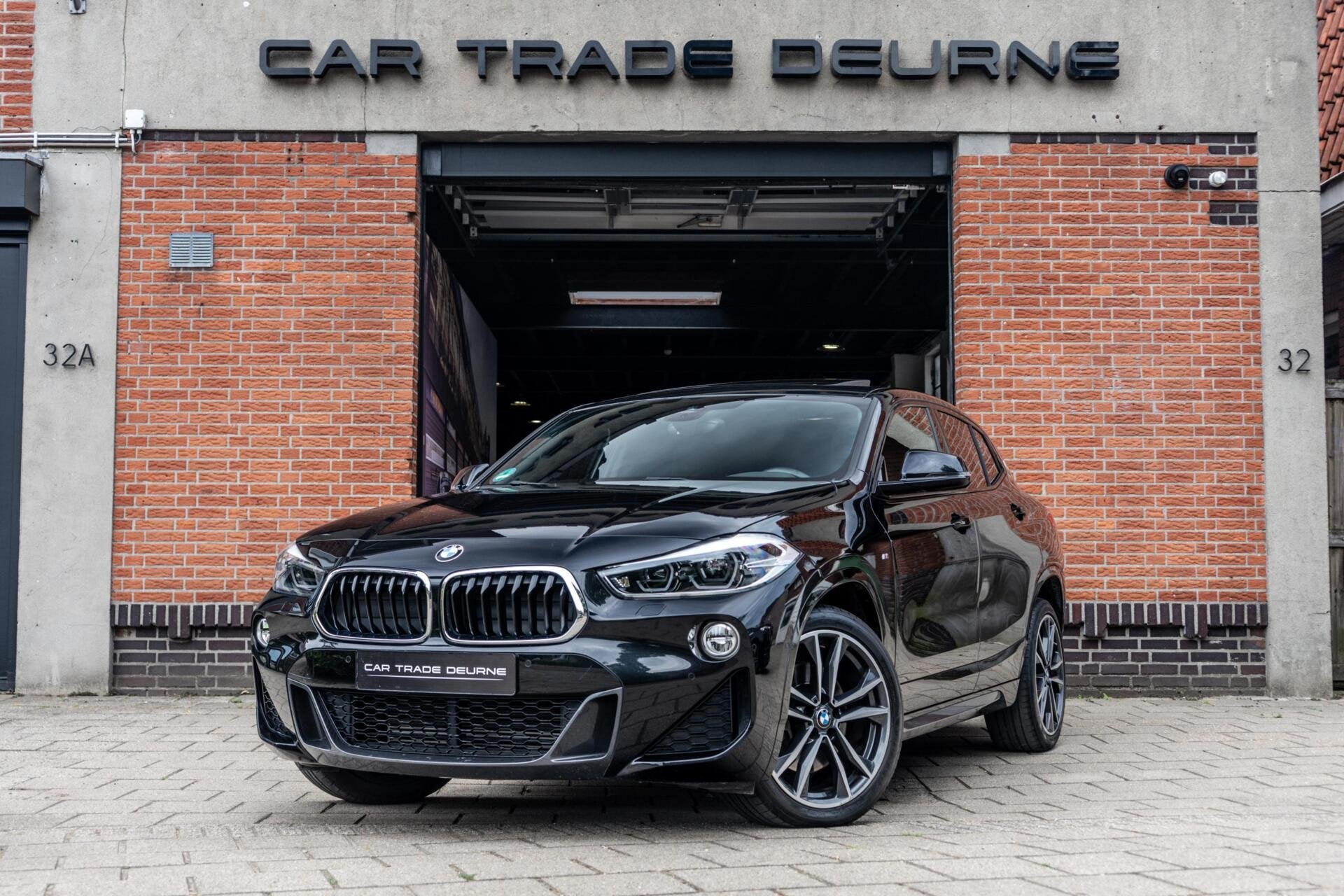 BMW X2 sDrive20i M-Sport Pano / H&K / Camera, Auto's, 1998 cc, Gebruikt, Zwart, 1435 kg