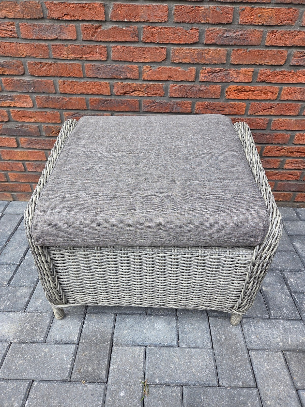Voetenbank, Ophalen, Wicker