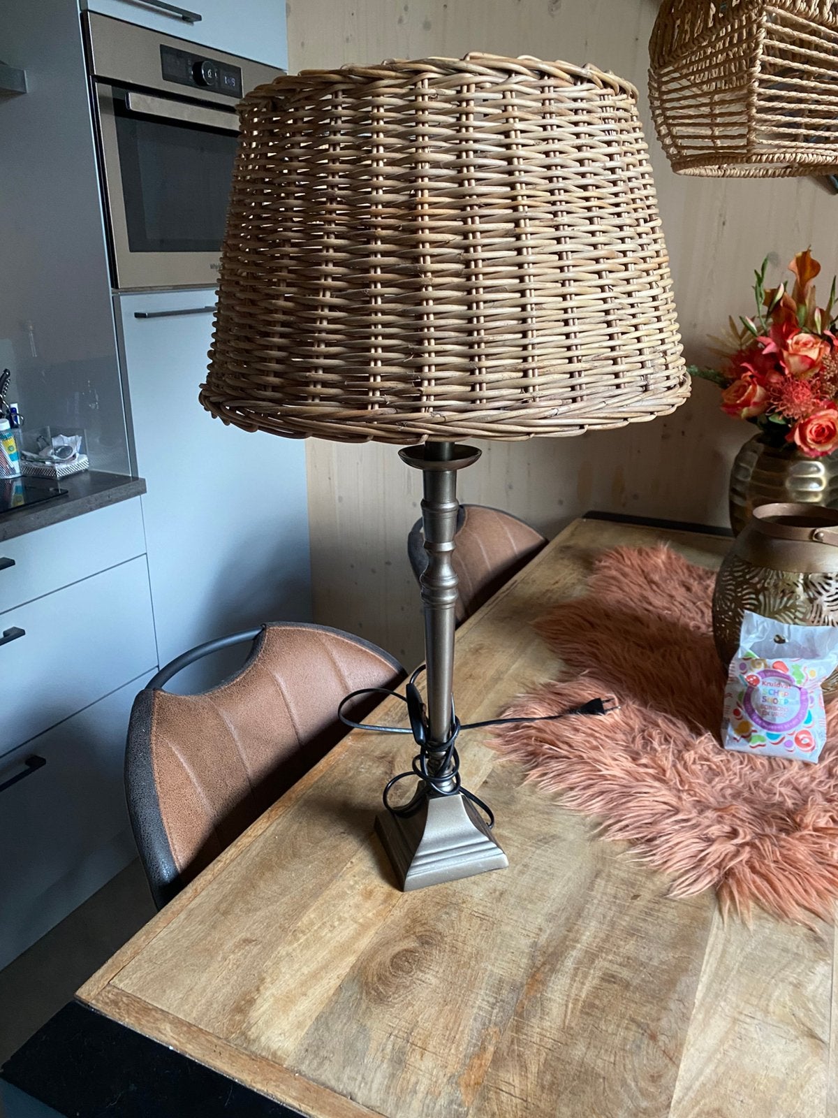 Leuke lamp met rieten kap, Huis en Inrichting, Lampen | Tafellampen, Ophalen, Zo goed als nieuw, Minder dan 50 cm