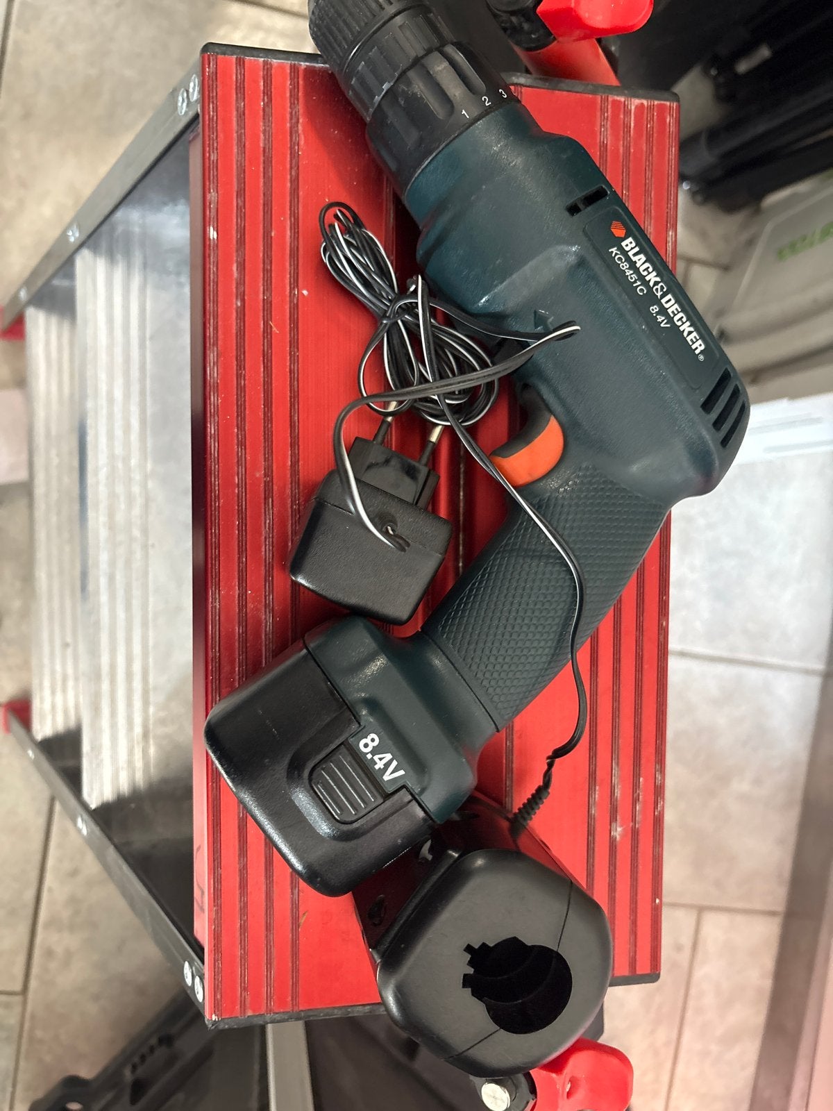 Black & Decker KC8451C Boor- en Schroefmachine 8.4V, Ophalen of Verzenden, Gebruikt, Minder dan 400 watt, Boor- en Schroefmachine