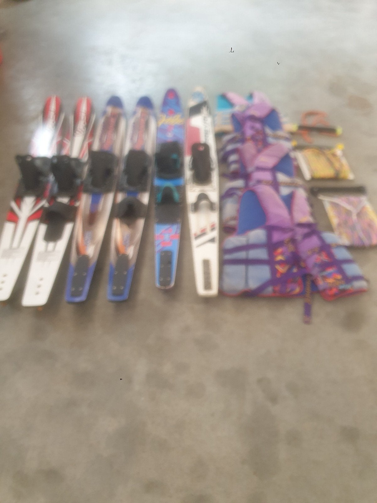 Complete waterski set: ski's, zwemvesten en touwen, Watersport en Boten, Waterski's, Ophalen, Gebruikt, Waterski's
