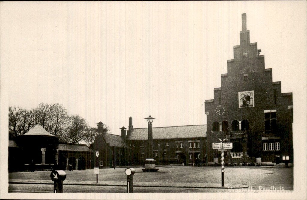Waalwijk - Raadhuis - Voorgevel met klok, Ophalen of Verzenden, 1920 tot 1940, Gelopen, Noord-Brabant