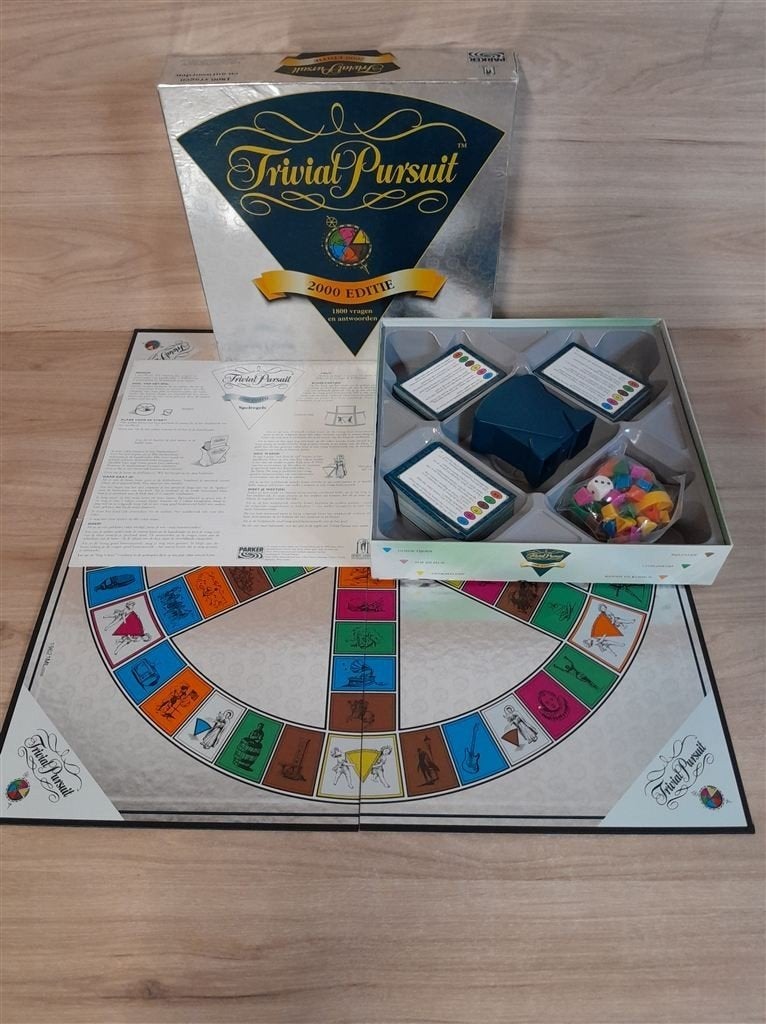 Trivial Pursuit 2000 editie - triviant - s5575, Hobby en Vrije tijd, Gezelschapsspellen | Bordspellen, Verzenden, Zo goed als nieuw