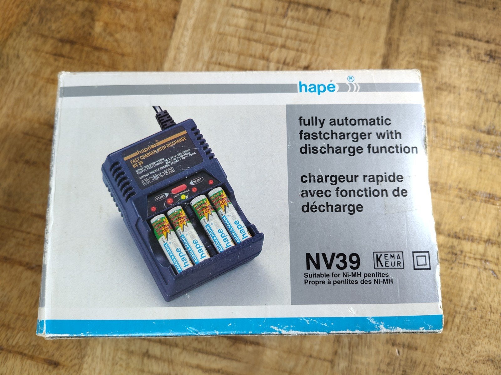 Hapé NV39 Snellader met Ontlaadfunctie voor Ni-MH Batterijen, Ophalen of Verzenden, Zo goed als nieuw, Oplaadbaar