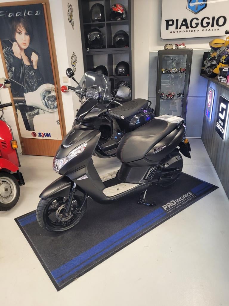 Peugeot kisbee Black edition Bouwjaar 2022, Overige modellen, Maximaal 45 km/u, Zo goed als nieuw, Benzine