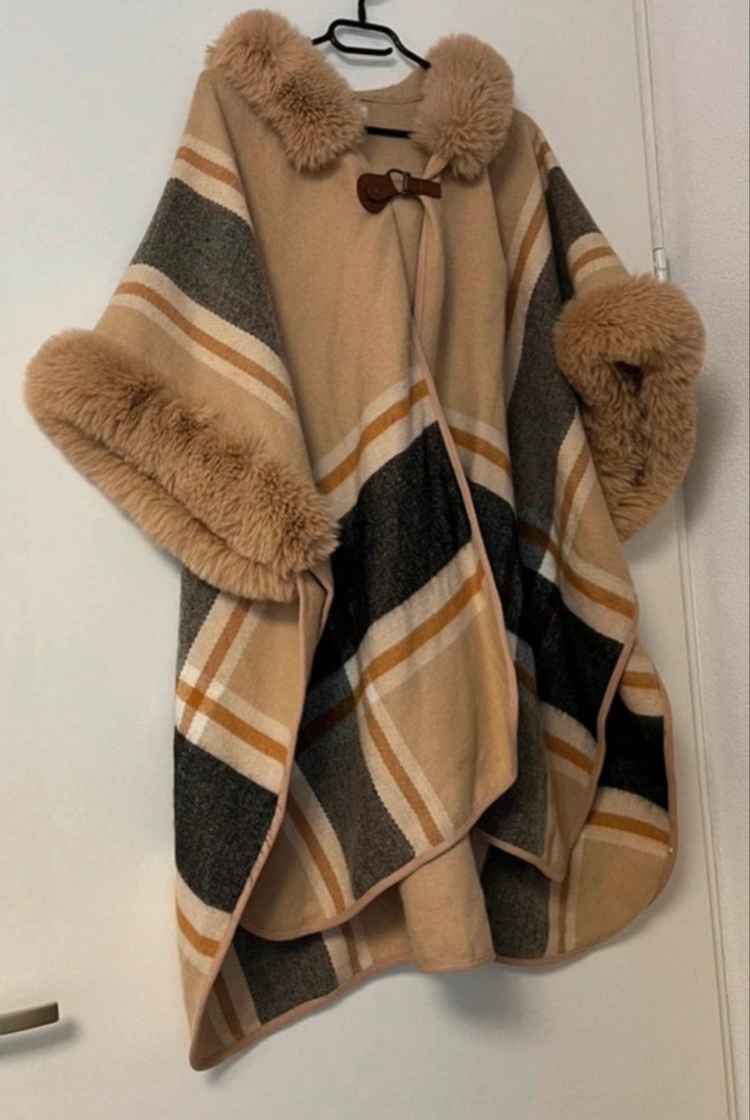 Geruite poncho met capuchon en imitatiebont ( nieuw), Kleding | Dames, Ophalen of Verzenden, Nieuw