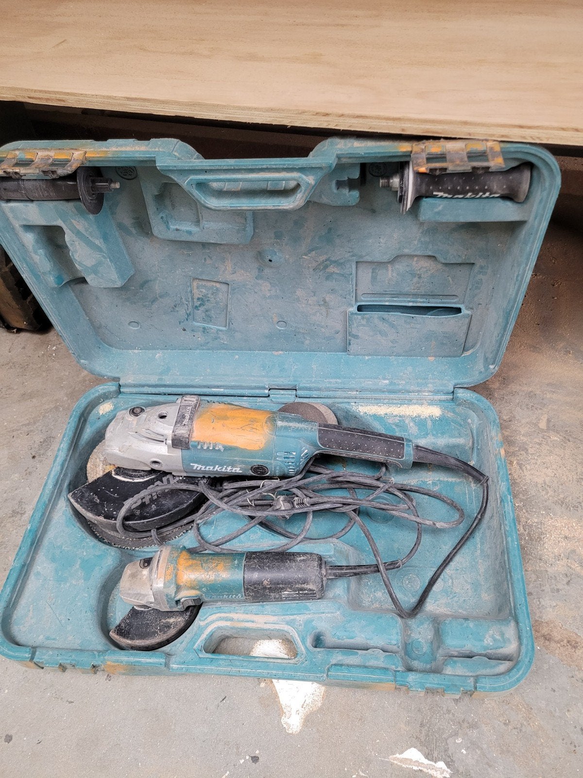 Makita Slijptol Set: 1x Groot (GA9020) en 1x Klein (9558NB), Doe-het-zelf en Verbouw, Gereedschap | Slijpmachines, Ophalen of Verzenden