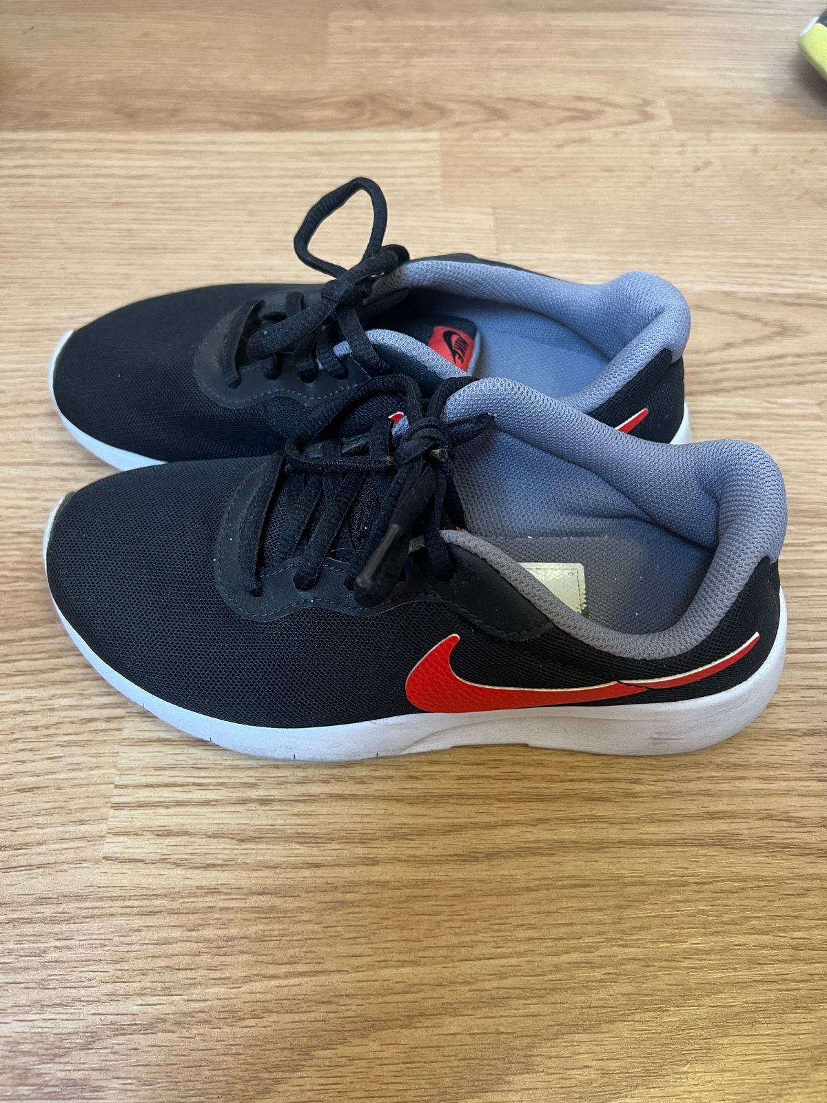 Nike Tanjun Sportschoenen Maat 36 Zwart Rood, Ophalen, Gebruikt, Jongen of Meisje, Sportschoenen