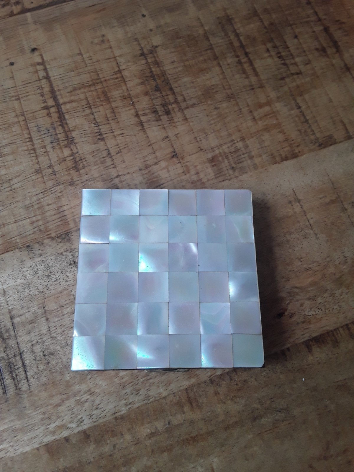 Vintage Poederdoosje met parelmoer mozaïek, 7x7 cm, Sieraden, Tassen en Uiterlijk, Uiterlijk | Cosmetica en Make-up, Ophalen, Gebruikt