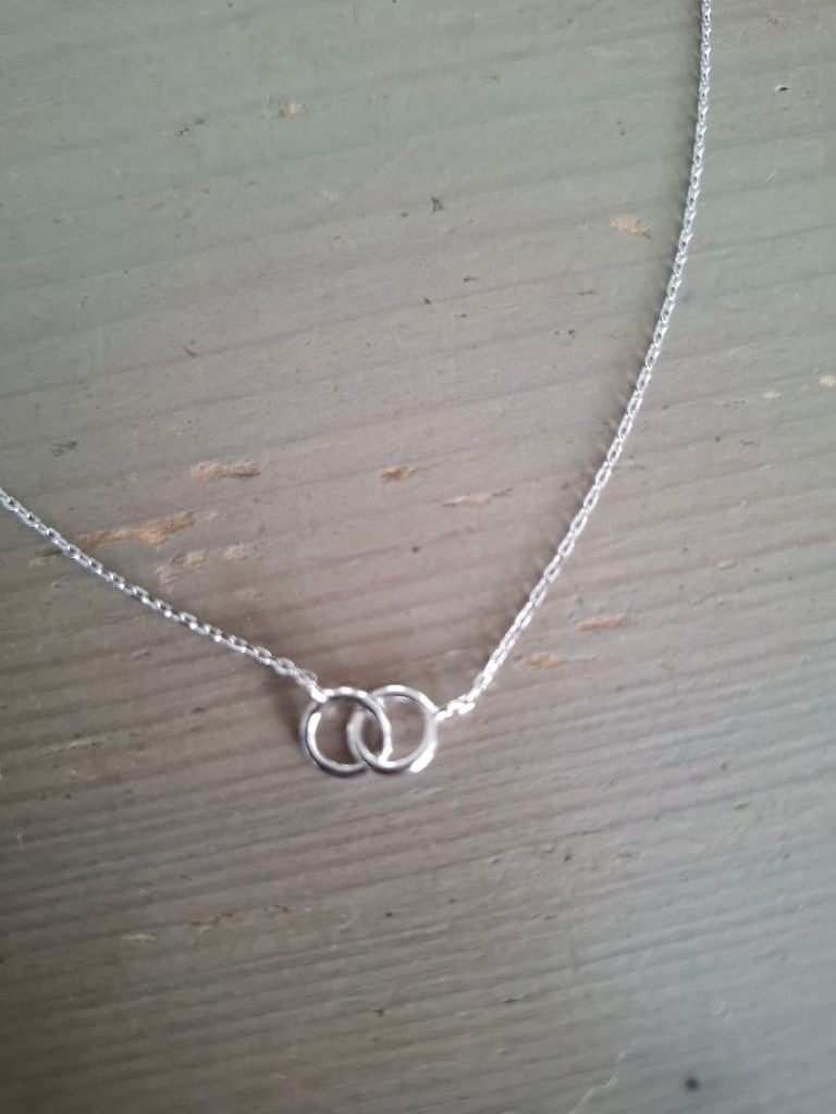 zilveren ketting met 2 ringetjes incl. verzenden, Met hanger, Nieuw, Ophalen of Verzenden, Zilver